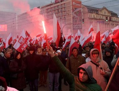 Βαρσοβία - Επιβλητική διαδήλωση δεκάδων χιλιάδων Πολωνών: «Έξω το Ισλάμ από την Πολωνία»